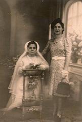 MA MAMAN ROLANDE SERRA EN COMMUNIANTE  ET MA TANTE DOLORES EGLISE ST ANDRE